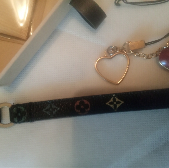 3 Louis Vuitton Bundle 3 key charms - Picture 2 of 12